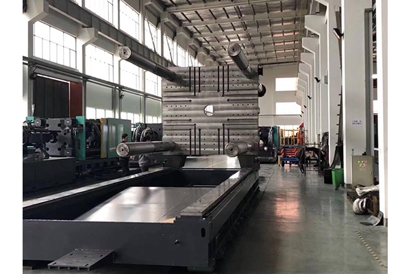   LOG 2800噸夾緊單元 3300噸注塑單元。 根據(jù)您的需求設(shè)計(jì)定制機(jī)器！ 